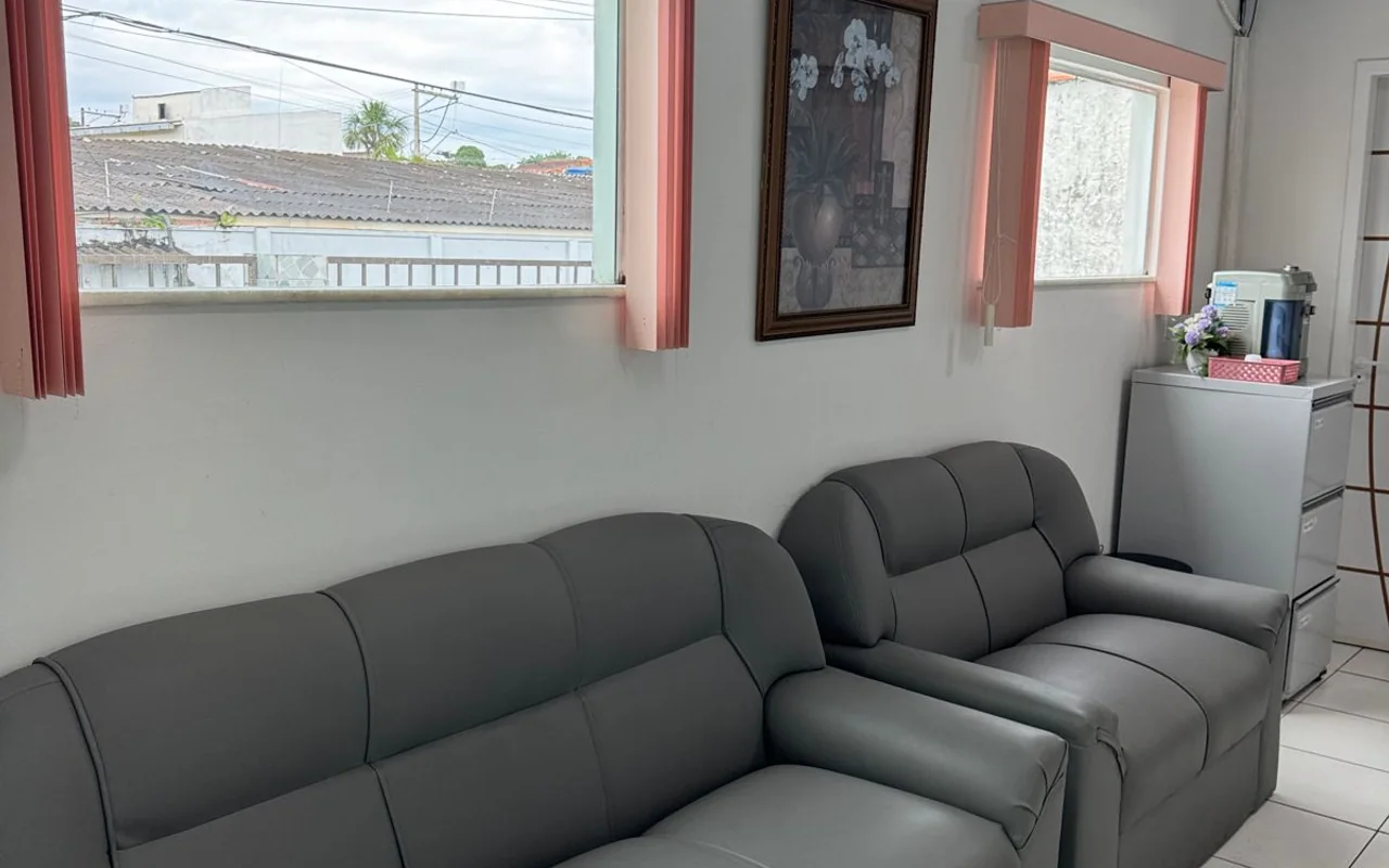Sala de espera com sofás na Pinho Odontologia